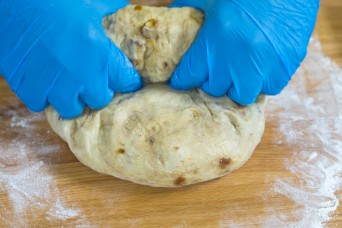 أنقل العجينة إلى سطح نظيف مرشوش عليه قليل من الطحين ثم شكل العجينة إلى شكل باتارد أو أسطواني لوعاء خبز الخُبز 