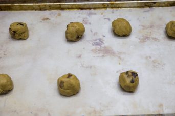 شكل كرات بوزن ٤٠ جرام وأخبز لمدة ١٢ دقيقة