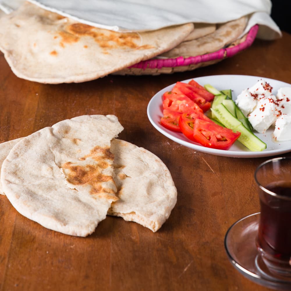 خبز عربي مصنوع من الخميرة الطبيعية /البرية